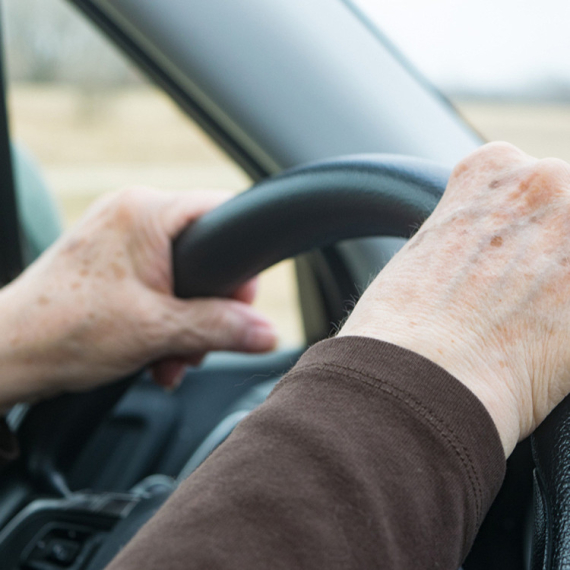Koliki su rizik u saobraćaju stariji vozači i da li ih treba povremeno testirati