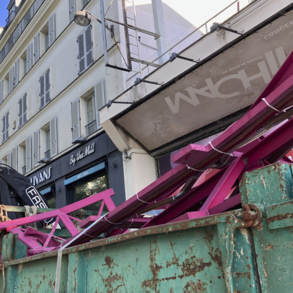Drama in Paris: Windmill sails fall off the Moulin Rouge PHOTO/VIDEO