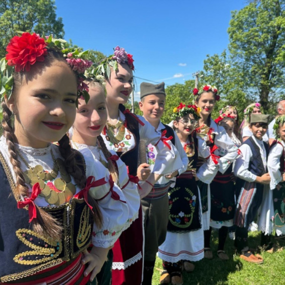 Najlepša slika Srbije na veliki praznik: Deca odevena u narodnu nošnju, okićena zvončićima