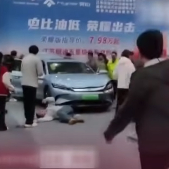 Električni automobil pregazio posetioce na sajmu u Kini VIDEO